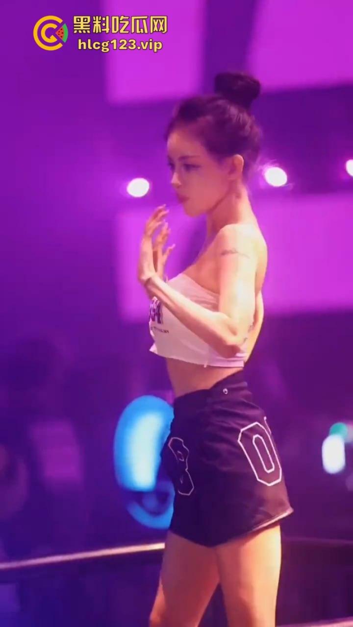 现在的夜店吃得这么好吗？妹子身材火辣还酒量大 你想不想带走她？-18