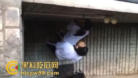 东莞第一中学高三学生校园偷偷做爱，直接在楼道里抬起就是干，主打一个刺激！-10