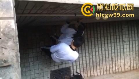 东莞第一中学高三学生校园偷偷做爱，直接在楼道里抬起就是干，主打一个刺激！-11