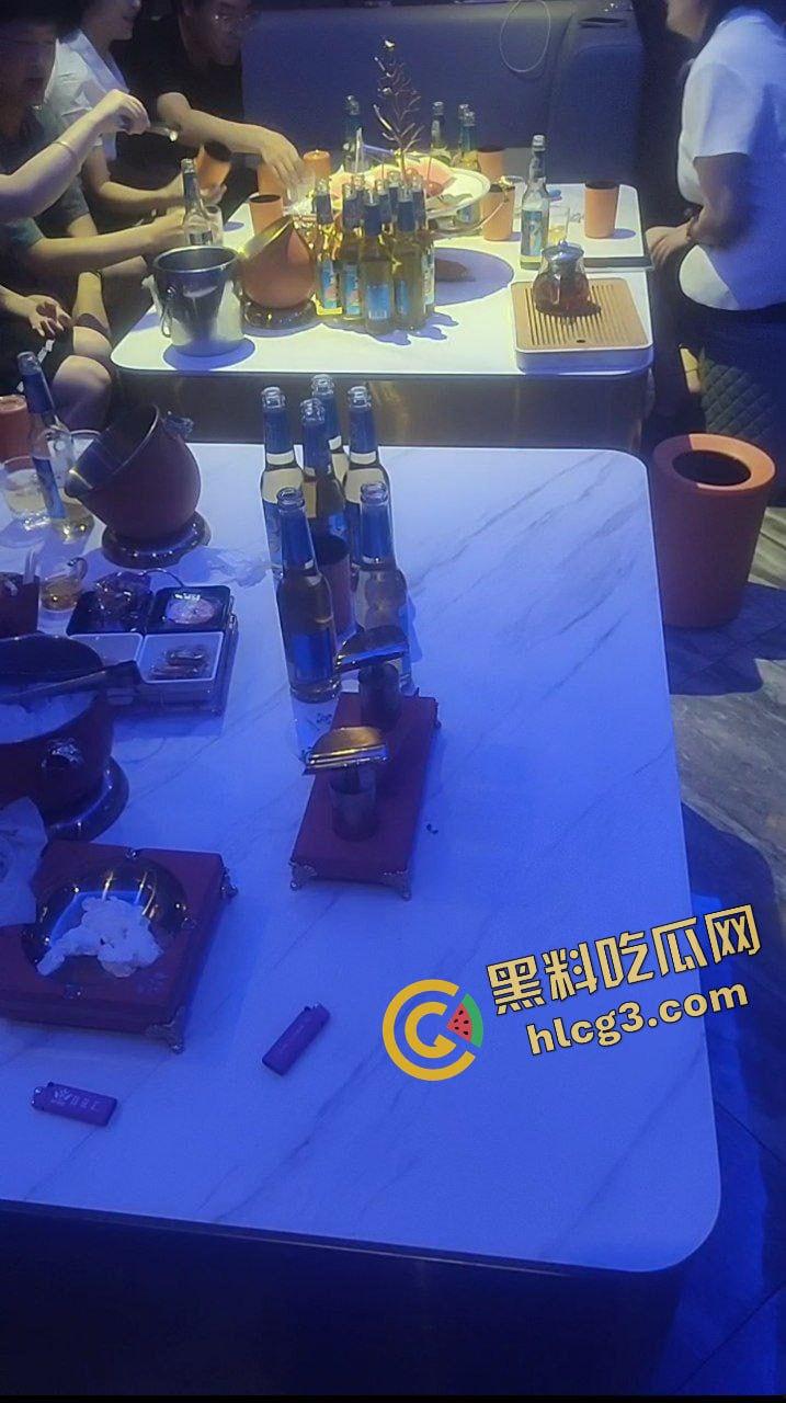 真实夜场夜店生活！酒吧KTV鸡小姐工作日常 淫乱现场大合集即刻呈现！-7