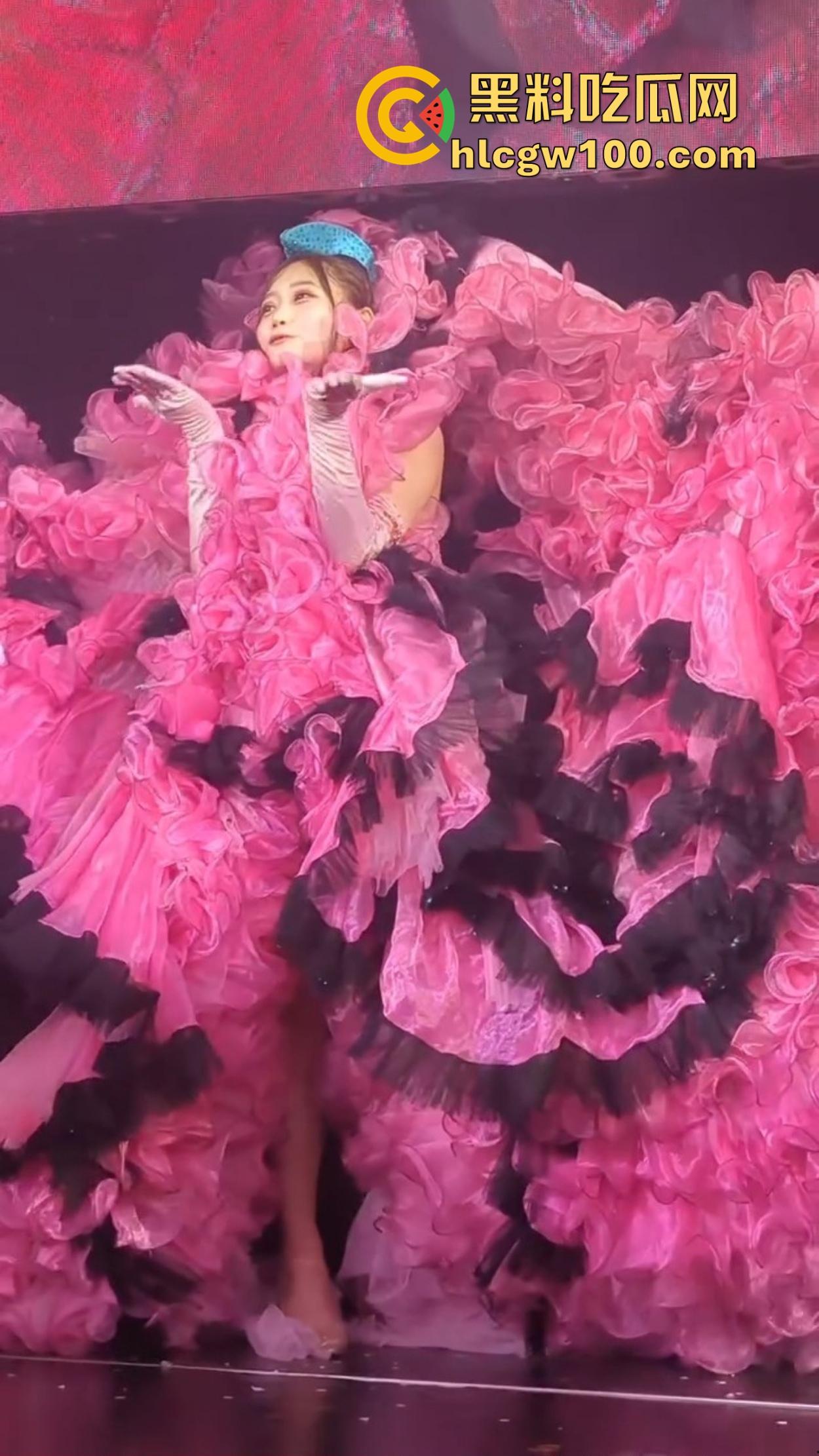 日本演唱会卷的不行，女团妹子丁字裤全裸大尺度登场，连胸贴都不戴，宅男看完直接缴械修行破防了！-2