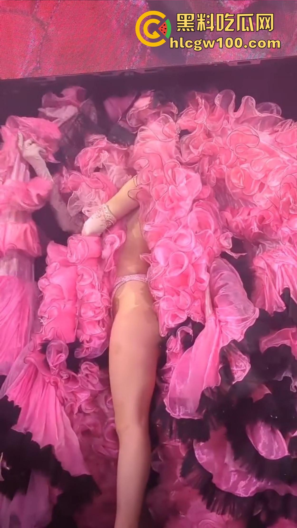 日本演唱会卷的不行，女团妹子丁字裤全裸大尺度登场，连胸贴都不戴，宅男看完直接缴械修行破防了！-8