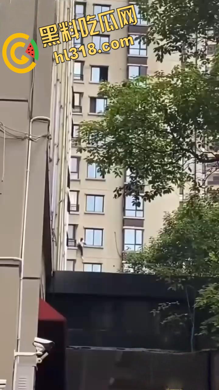 蜘蛛侠偷情被抓？竟徒手攀爬摩天大楼，只为躲避捉奸拼尽全力，惊险画面堪比好莱坞大片！-6