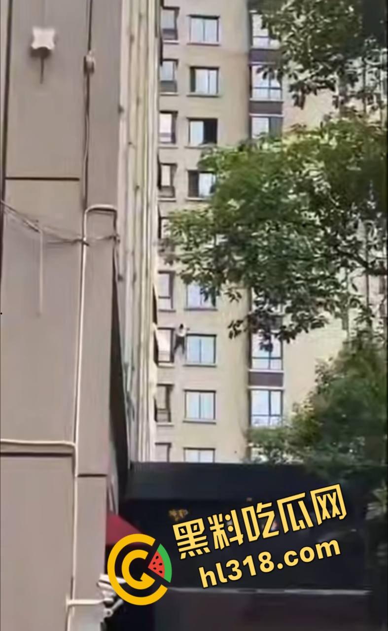 蜘蛛侠偷情被抓？竟徒手攀爬摩天大楼，只为躲避捉奸拼尽全力，惊险画面堪比好莱坞大片！-7