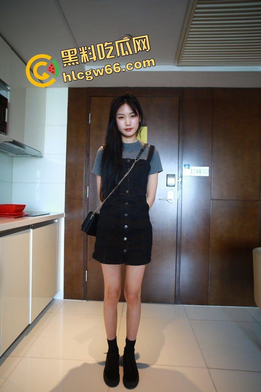 摄影师骗操极品学生妹，长腿翘臀嫩穴粉粉嫩，摆拍几组就主动分腿让操，果然学生最好骗！-1