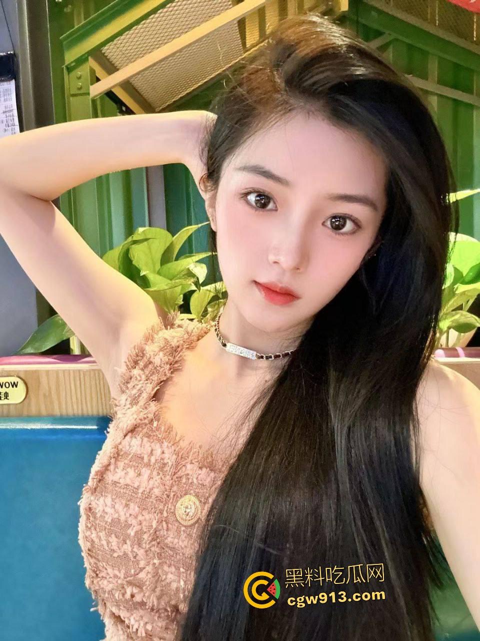 上海大学校花【邓乔馨】被金主包养！高颜值少女面无表情自慰鸡巴，口交男友画风突变眼神销魂！-2