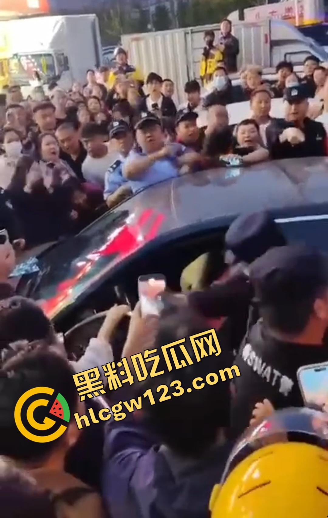 小三车内被抓现行！衣服扒光精子嘴边，男子施法被打断躲在车里竟然继续撸管！-2