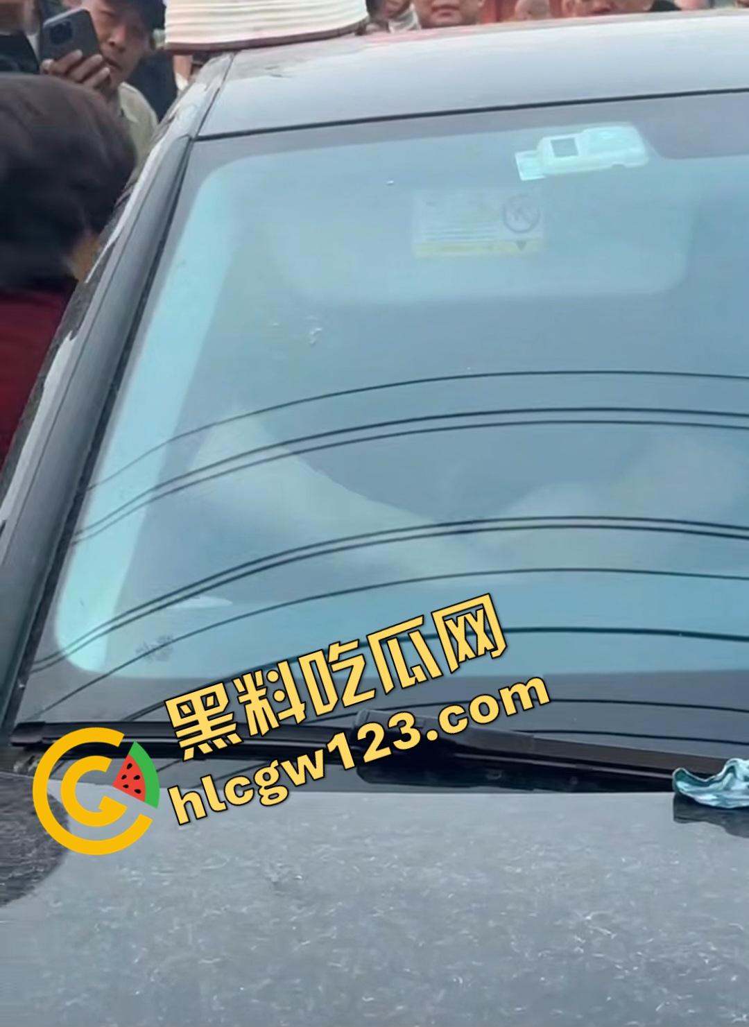 小三车内被抓现行！衣服扒光精子嘴边，男子施法被打断躲在车里竟然继续撸管！-4