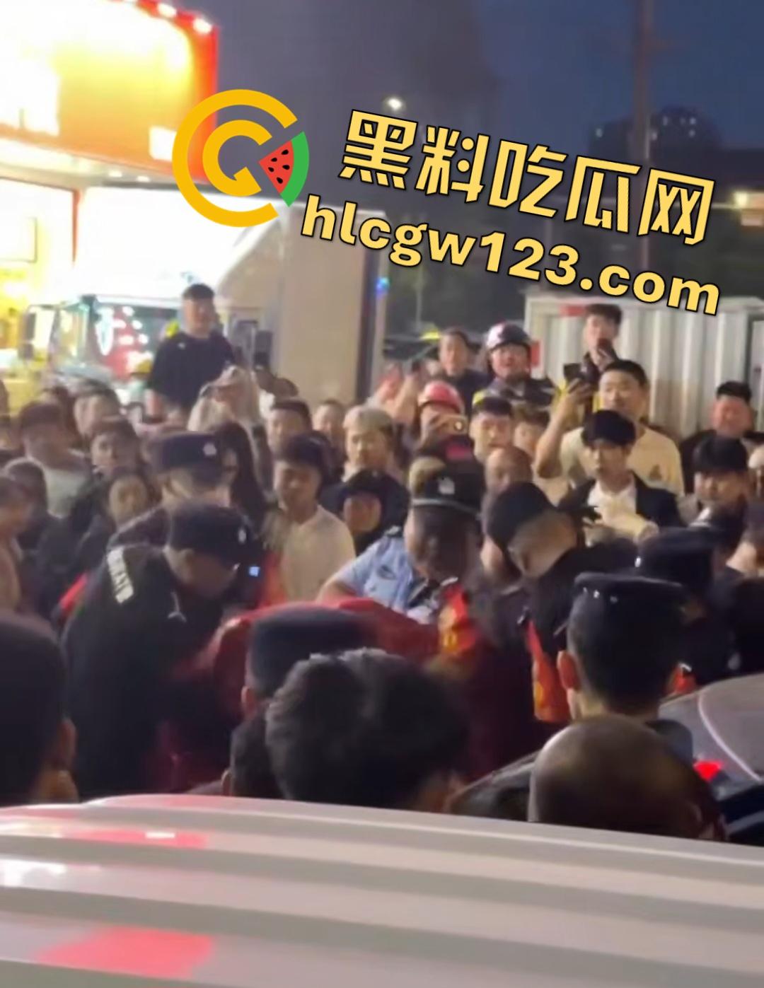 小三车内被抓现行！衣服扒光精子嘴边，男子施法被打断躲在车里竟然继续撸管！-6