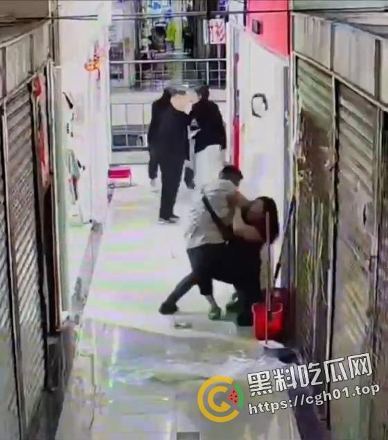 血腥慎入！男人杀掉妻子后自杀 自己身上都被划烂了还不停 现场监控视频流出-2