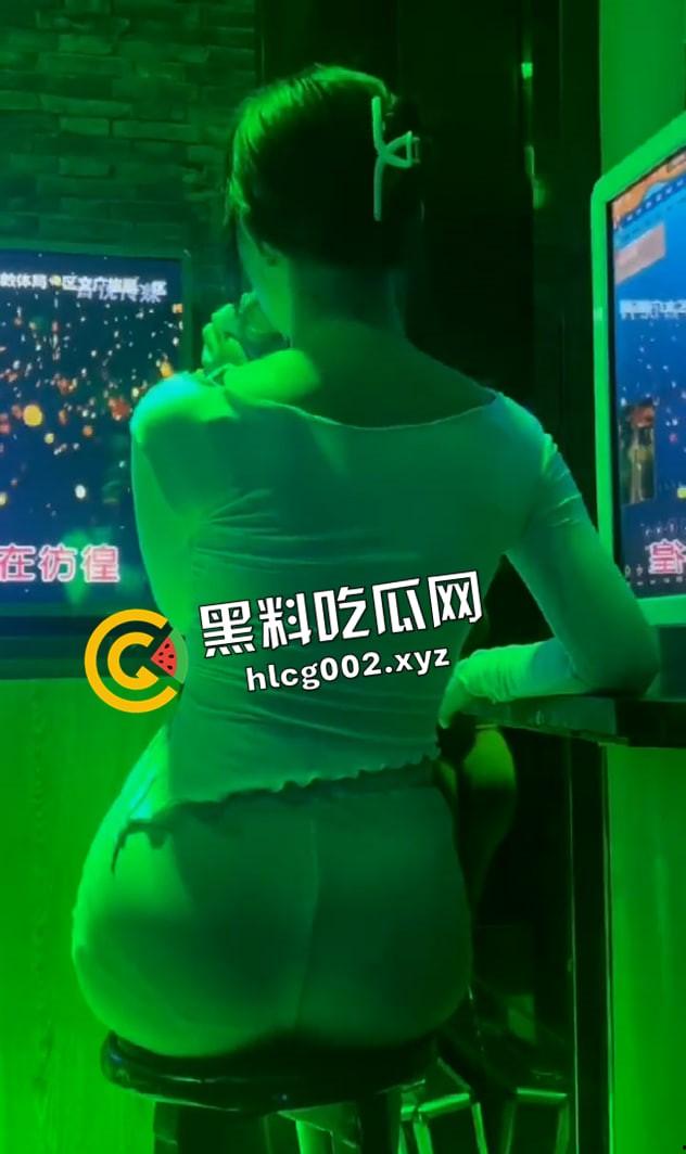 推特骚母狗【苏苏】热爱露出的小萝莉 人白逼嫩奶又大 操场公园 哪里人多去哪里 付费流出视频合集-3