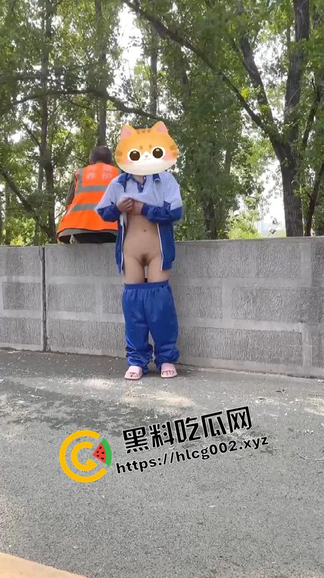 推特骚母狗【苏苏】热爱露出的小萝莉 人白逼嫩奶又大 操场公园 哪里人多去哪里 付费流出视频合集-12