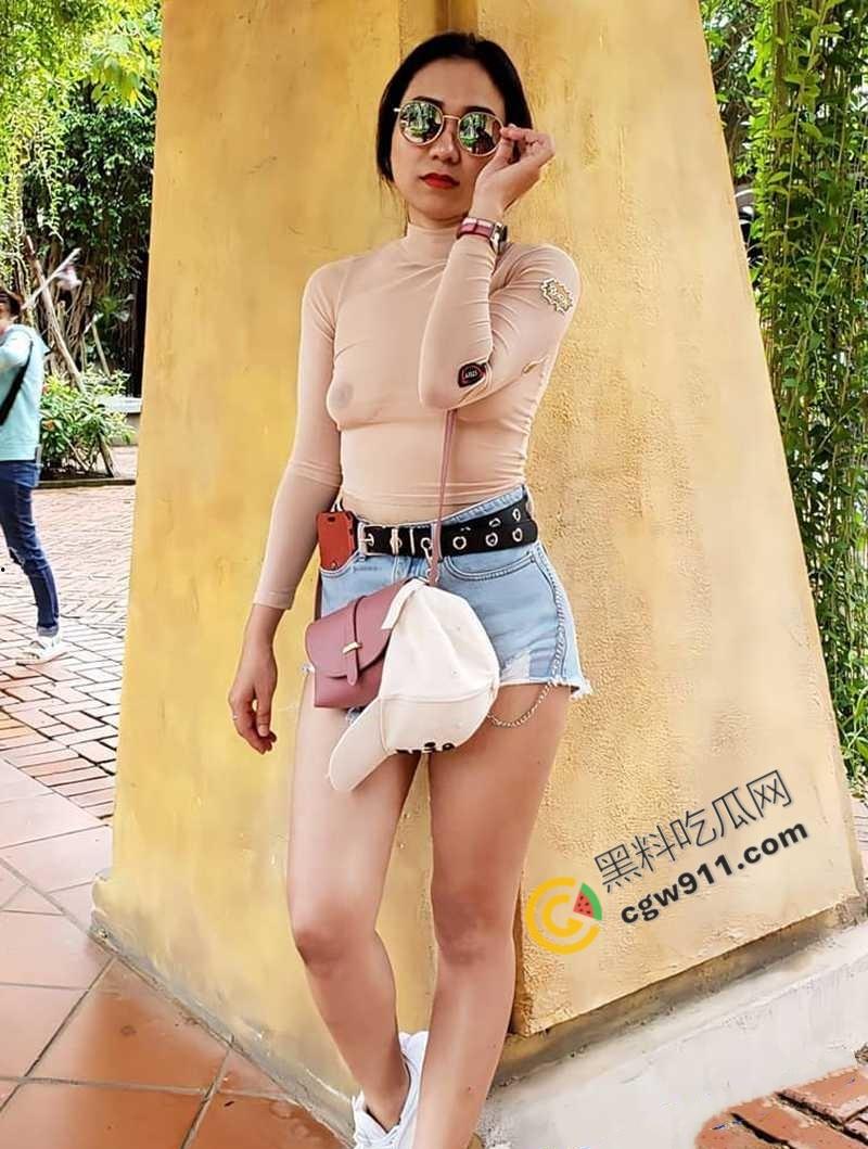 湖南人妻【黄小桃】的大胆暴露挑逗！真空逛街，夹着肛塞大胆露穴，寻求刺激后被爆操-10