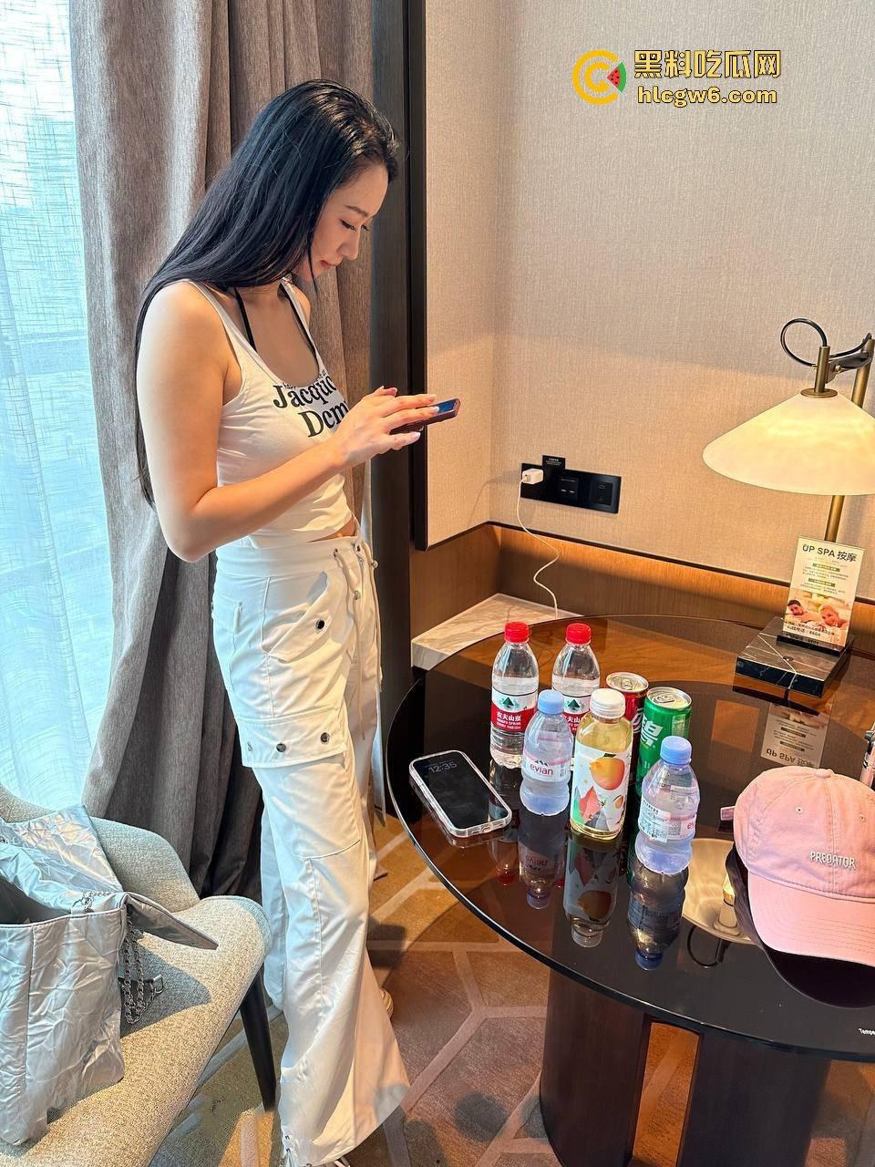 极品黑丝长腿空姐酒店私密曝光 大佬3P调教疯狂内射 跪地虐逼虐奶踩头 骚母狗情趣制服秀舔脚大佬！-11