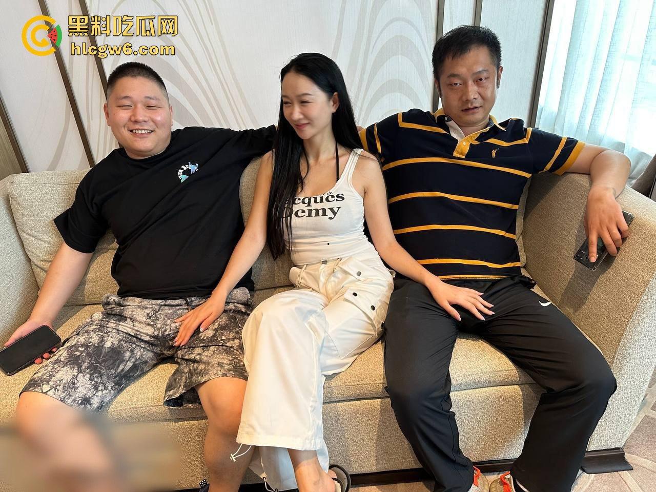 极品黑丝长腿空姐酒店私密曝光 大佬3P调教疯狂内射 跪地虐逼虐奶踩头 骚母狗情趣制服秀舔脚大佬！-15