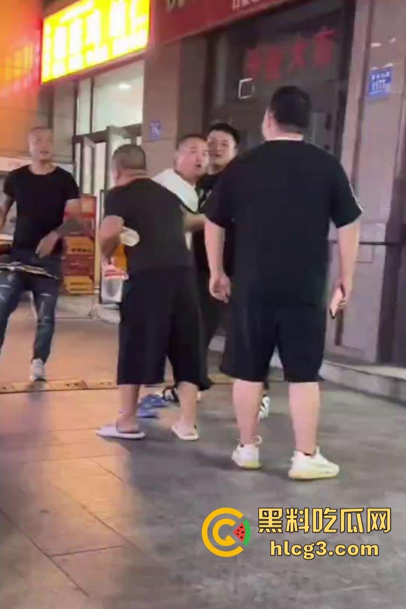 不作死就不会死！女孩烧烤店遭遇性骚扰 男友和其发生冲突对方态度却十分嚣张！-6