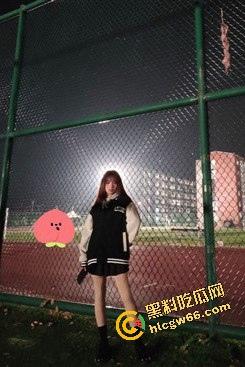 武汉地产公司骚货『朱茹珺』纹身只准操不准爱，穿职业装黑丝骑情人猛摇 白天带客户签单晚上当母狗泄欲！-1