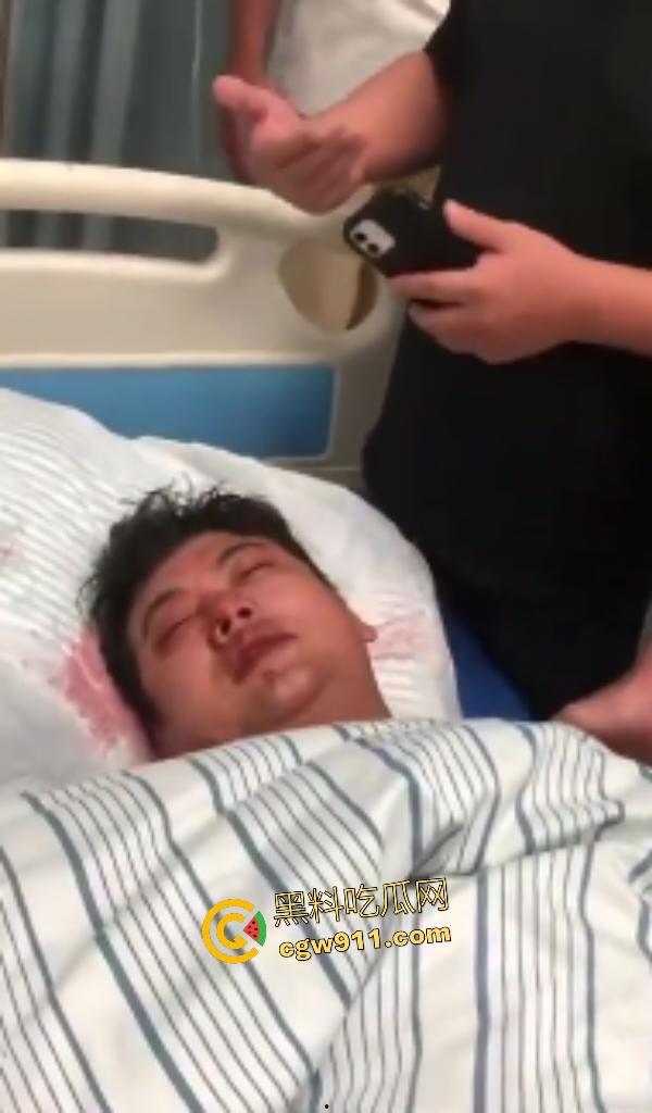 福建泉州永嘉天地KFC惊爆报复社会，刀仔狂魔无故持刀追砍捅刺路人，现场血肉横飞多人倒地哀嚎！-7