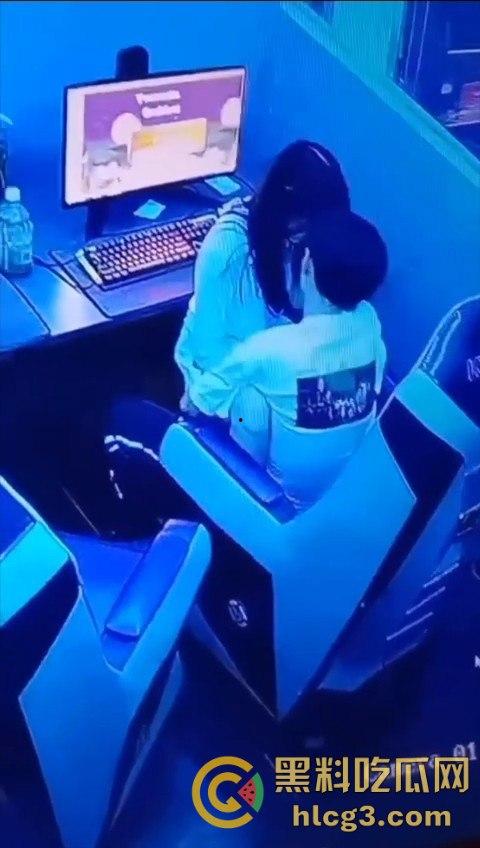 年轻小伙网吧疯狂操B，一边吃鸡一边操B，性欲暴涨，青春就是要这么疯狂！-7