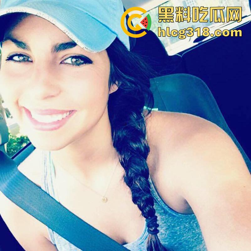 美国媚黑淫妻母狗，被绿帽老公带着和黑人群p，三根黑屌轮流抽插，前后夹击操的淫妇惨叫不断！-4