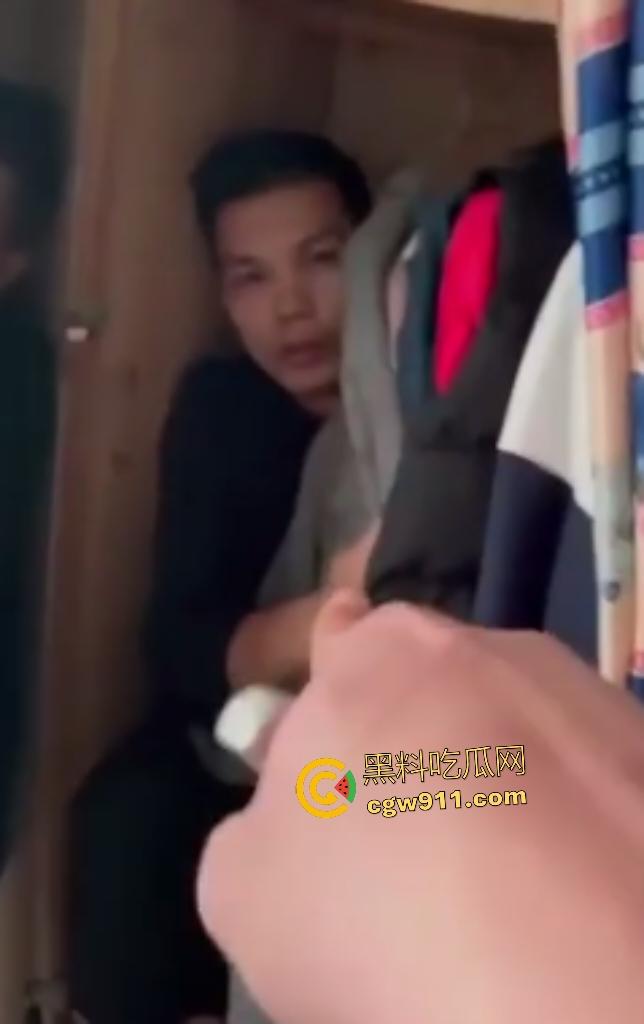 广东水管工小三修水龙头，修到床上操人妻，丈夫出门又返回家中抓奸情，老婆抱着儿子偷情被骂贱货！-1