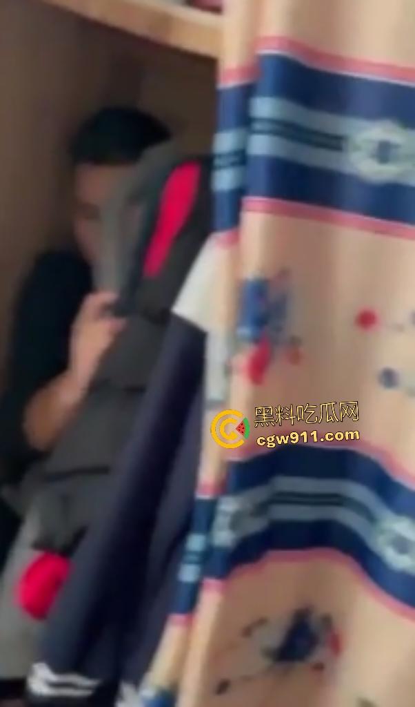 广东水管工小三修水龙头，修到床上操人妻，丈夫出门又返回家中抓奸情，老婆抱着儿子偷情被骂贱货！-8