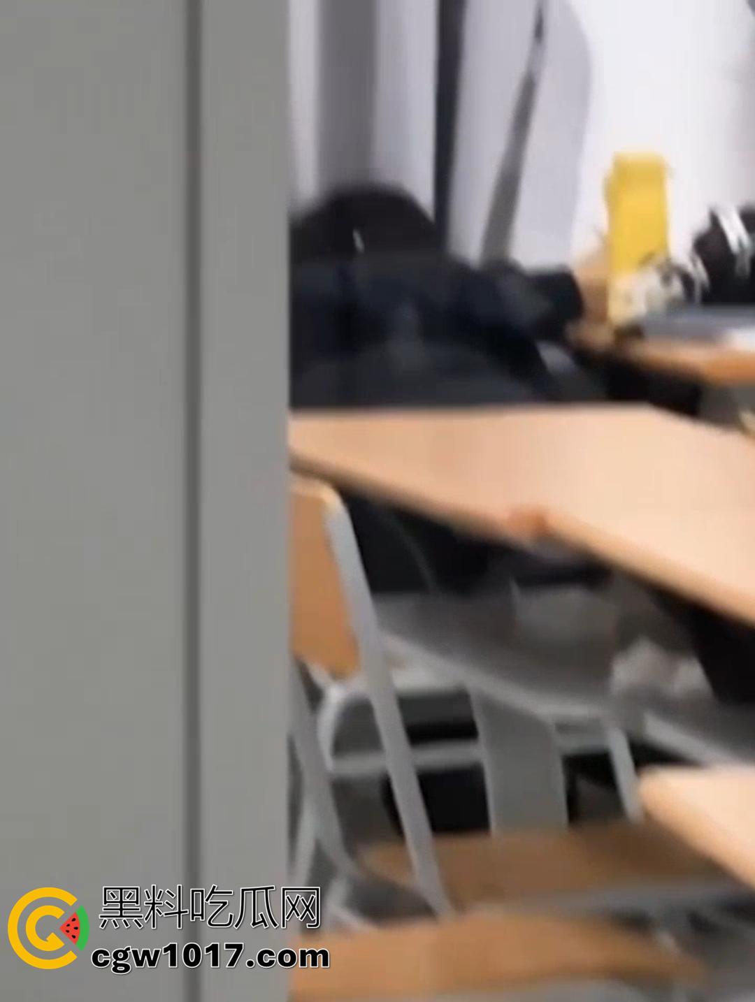 山东财大7409教室活春宫！晚自习女生桌下跪舔，被瓜友偷拍 视频在全校疯传！-5
