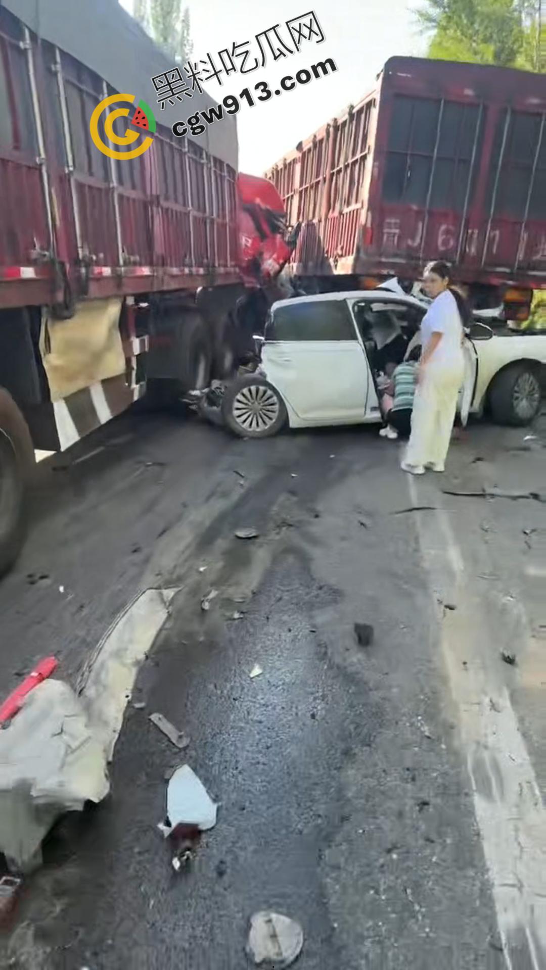 疲劳驾驶酿惨祸！陕西榆林轿车撞毁货车现场，司机当场爆头身亡，晕血者勿入-1