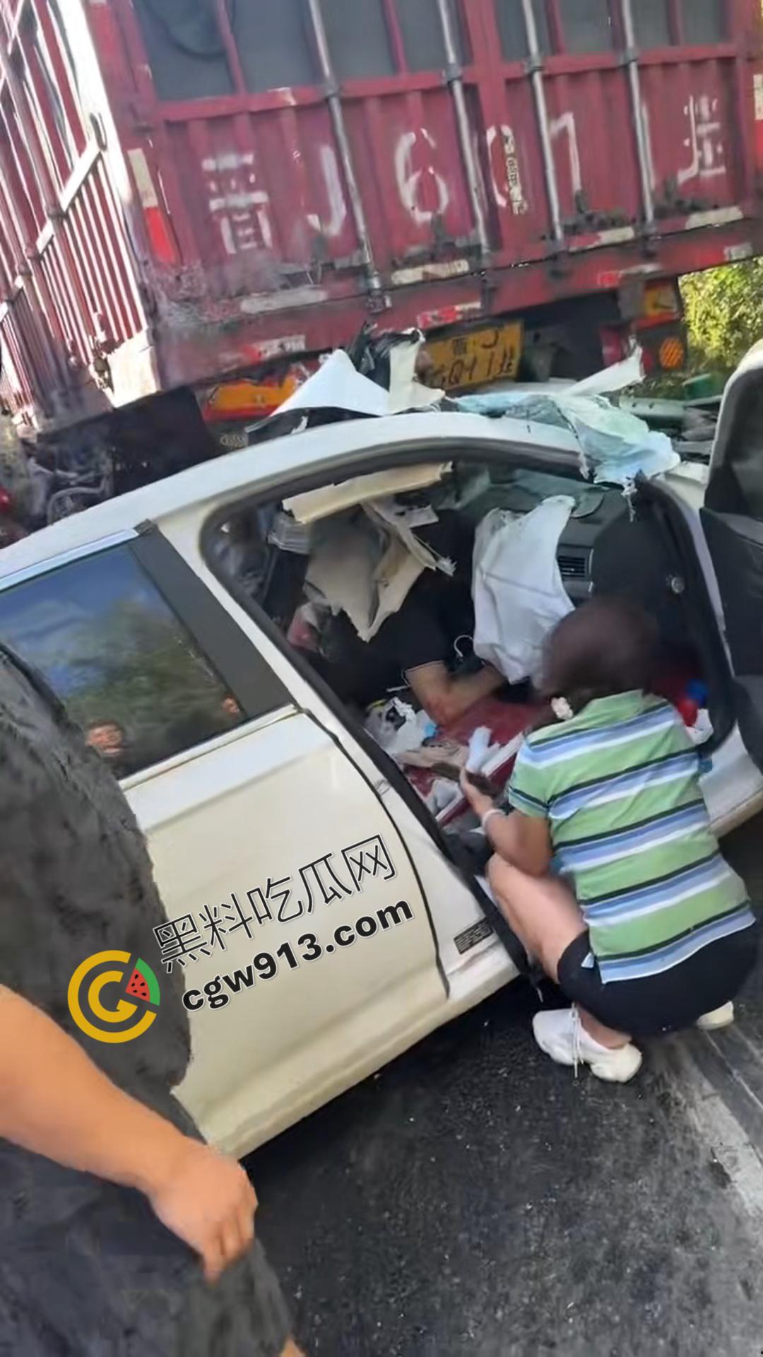 疲劳驾驶酿惨祸！陕西榆林轿车撞毁货车现场，司机当场爆头身亡，晕血者勿入-2