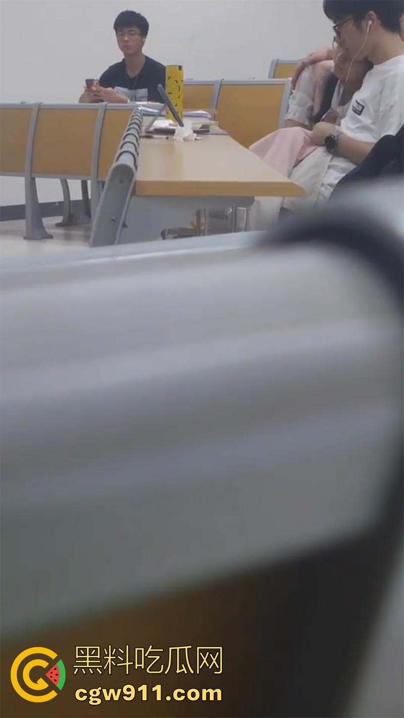 华南理工大学室温超导事件，粉衣女生手速惊人，飞速替男同学导管撸射，多视角拍摄曝光表白墙！-5