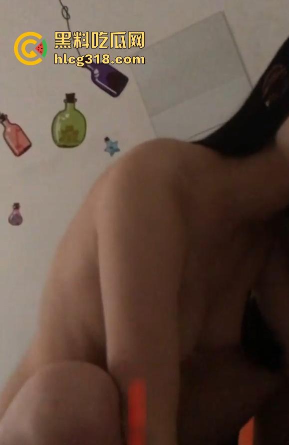 福建宁德师范学院【黄子文】还算漂亮的反差骚货 恋上四眼理工男，居家做爱不雅自拍曝光流出！-7