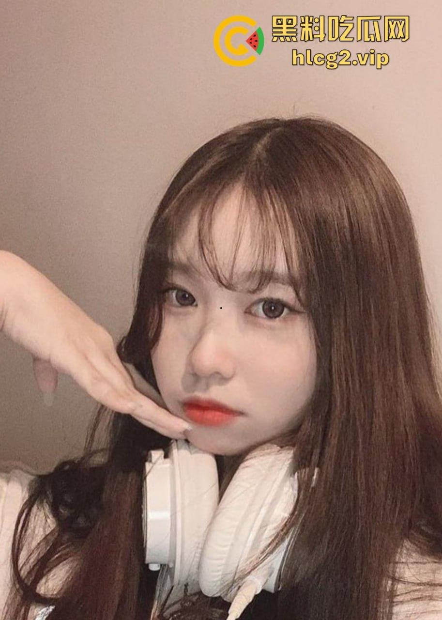 闺蜜大爆料！高颜值女神钱忆彤自拍视频泄出，白虎馒头穴和修长美腿让人欲罢不能！-1