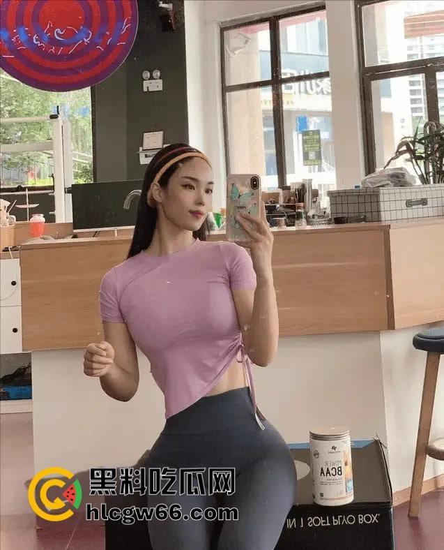 表姐周末在家扭瑜伽被我摁床上猛操到喷汁，裤子一扯浪水淌成河，内衣不穿的贱货嘴上骂滚含屌舔到腿抖-6