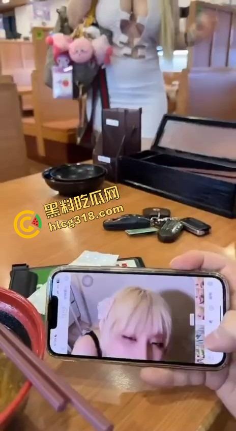 相亲对象居然是撸过的网黄，吃完饭直接喊我去她家，一进门就嫌热开始脱，捡东西直接扎头发是几个意思？-1