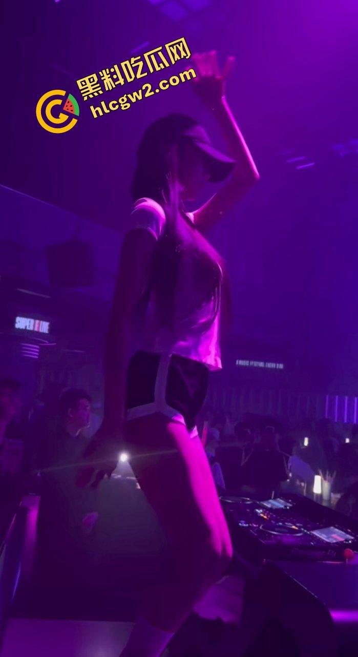 抖音清纯反差婊学生妹『愛意随風起』酒吧蹦迪被灌醉 到单男家后入猛怼！独家曝光！-7