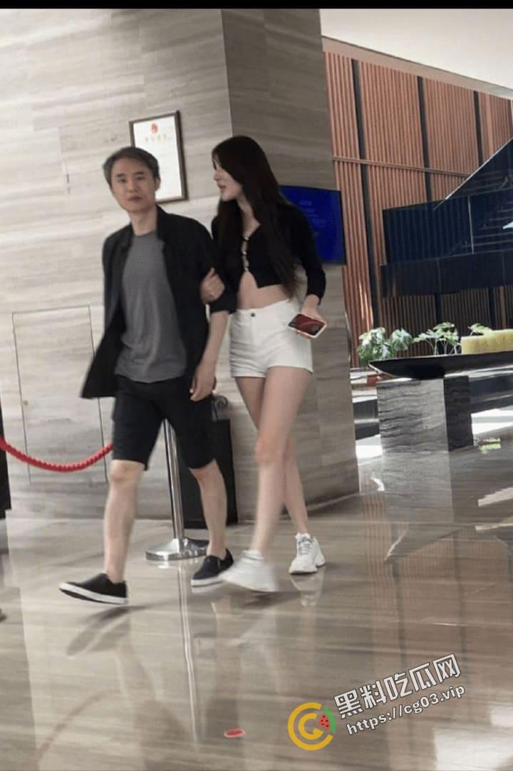 武汉大学周玄毅 教授与女学生聊骚被曝光 女学生杨帆性爱视图全集来啦！怪不得马薇薇会输，谁遇到这样的女人不迷糊呀-2