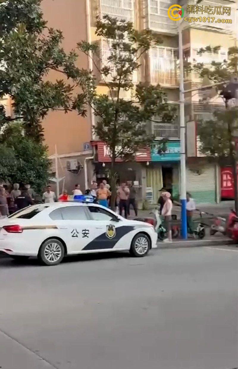 自古奸情出人命，佛山章柃小区已婚少妇偷情被当场抓奸，原配老公直接持刀砍杀两人，街头弥漫着血腥味。-7