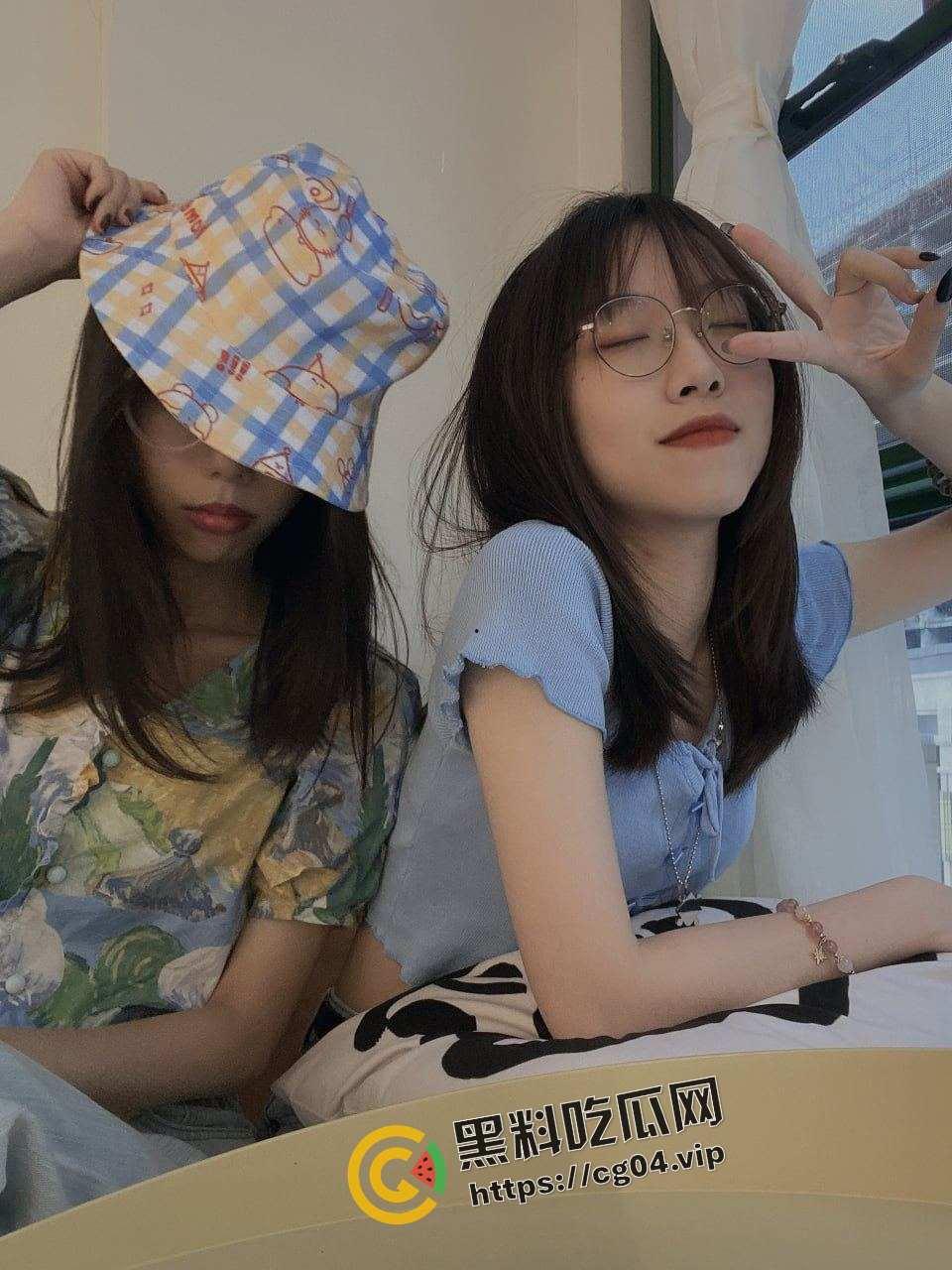 成都大学生【谢询】 喜欢肛交群p 背着男友一女站四男 三洞全开  小小的身体 大大的能量-1