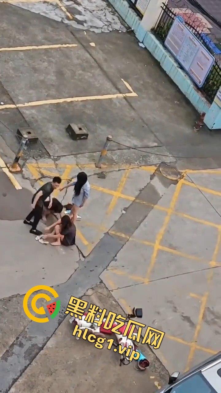 广州清晨的情感大戏：三女争一男，街头闹剧上演引人围观-1