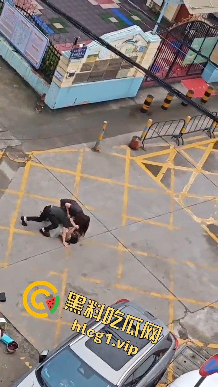 广州清晨的情感大戏：三女争一男，街头闹剧上演引人围观-4