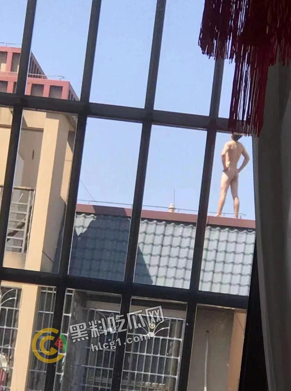 男子全裸跳楼，疑遭重大打击引发极端行为，围观群众目瞪口呆！-2