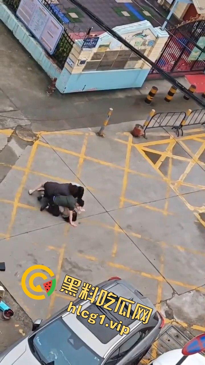 广州清晨的情感大戏：三女争一男，街头闹剧上演引人围观-8