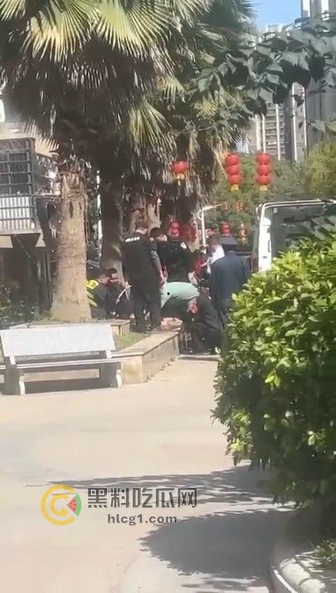 男子全裸跳楼，疑遭重大打击引发极端行为，围观群众目瞪口呆！-6