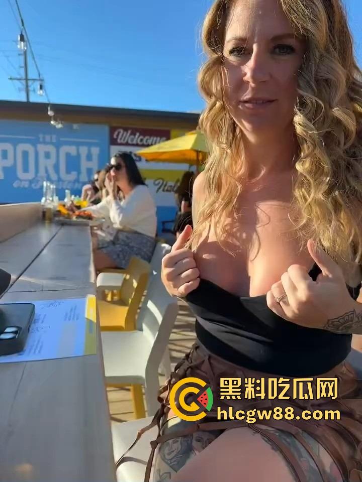 欧洲大奶洋马拒绝束缚，穿内衣？那是对奶子的压迫！真空上街，让饱满双峰自由呼吸新鲜空气！-7