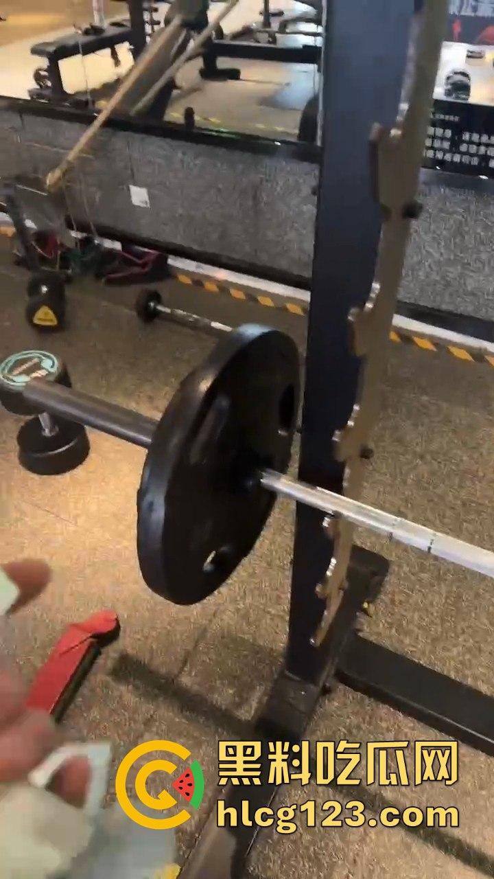 健身房惊爆骚操作！男子脱下医美女内裤猛闻，还在群里直播，内裤上沾着分泌物！-9