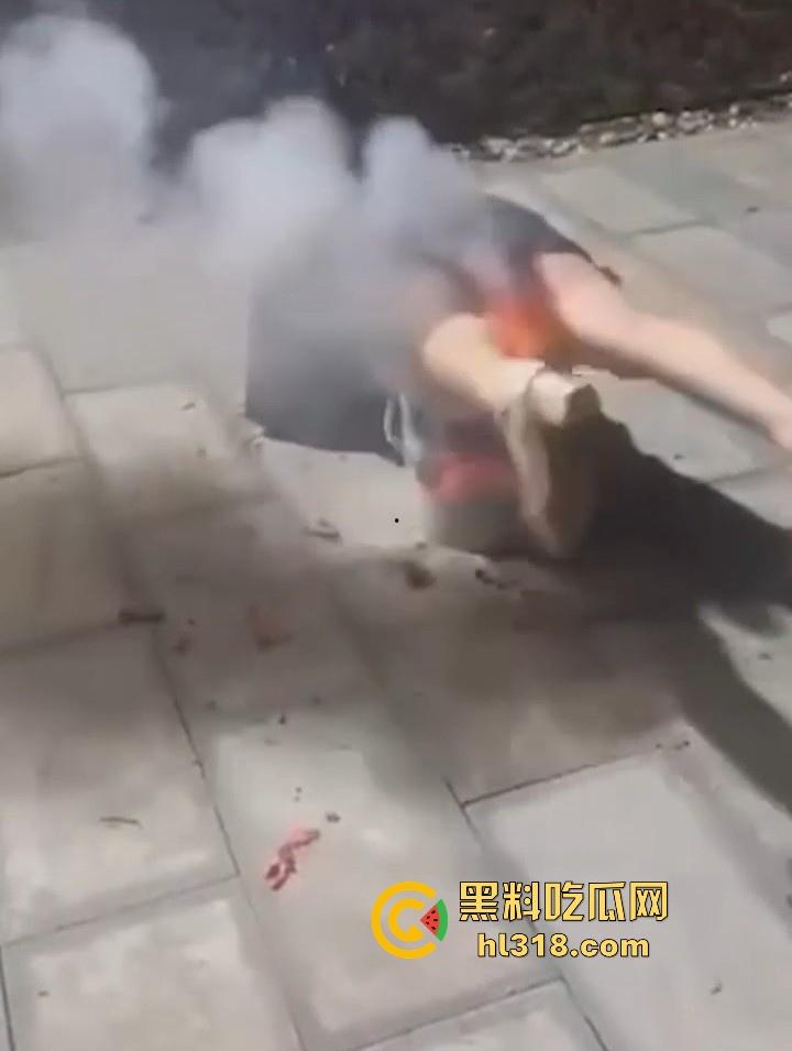 强中自有强中手，火烧逼已经out了，来看鞭炮炸逼，这逼是真的强！玩的就是真实，真是活久见！-7