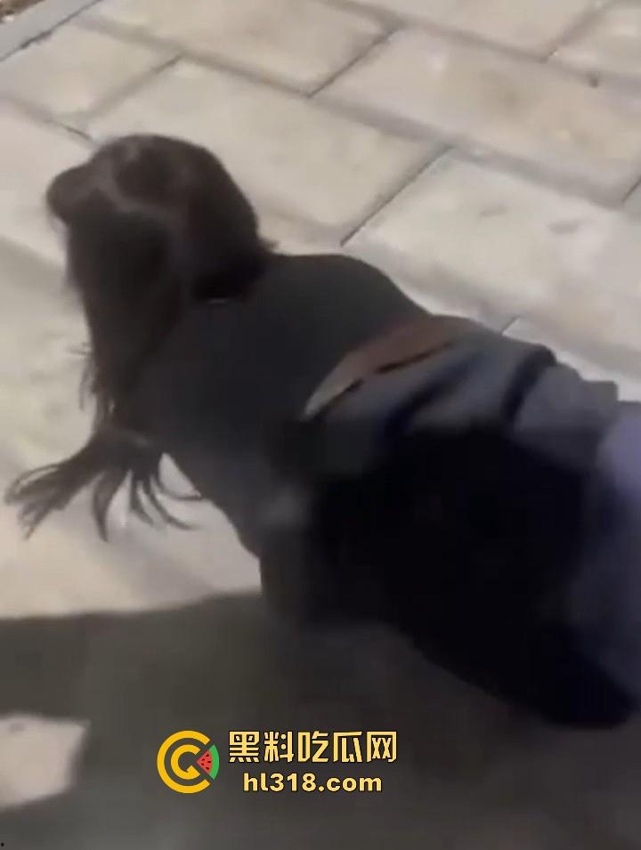 强中自有强中手，火烧逼已经out了，来看鞭炮炸逼，这逼是真的强！玩的就是真实，真是活久见！-9