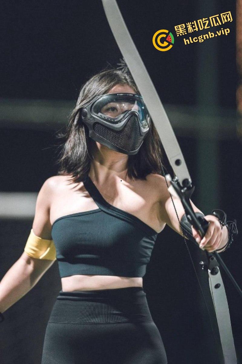 又见新“运动媛”引争议：明为射箭 实钓鱼？-1