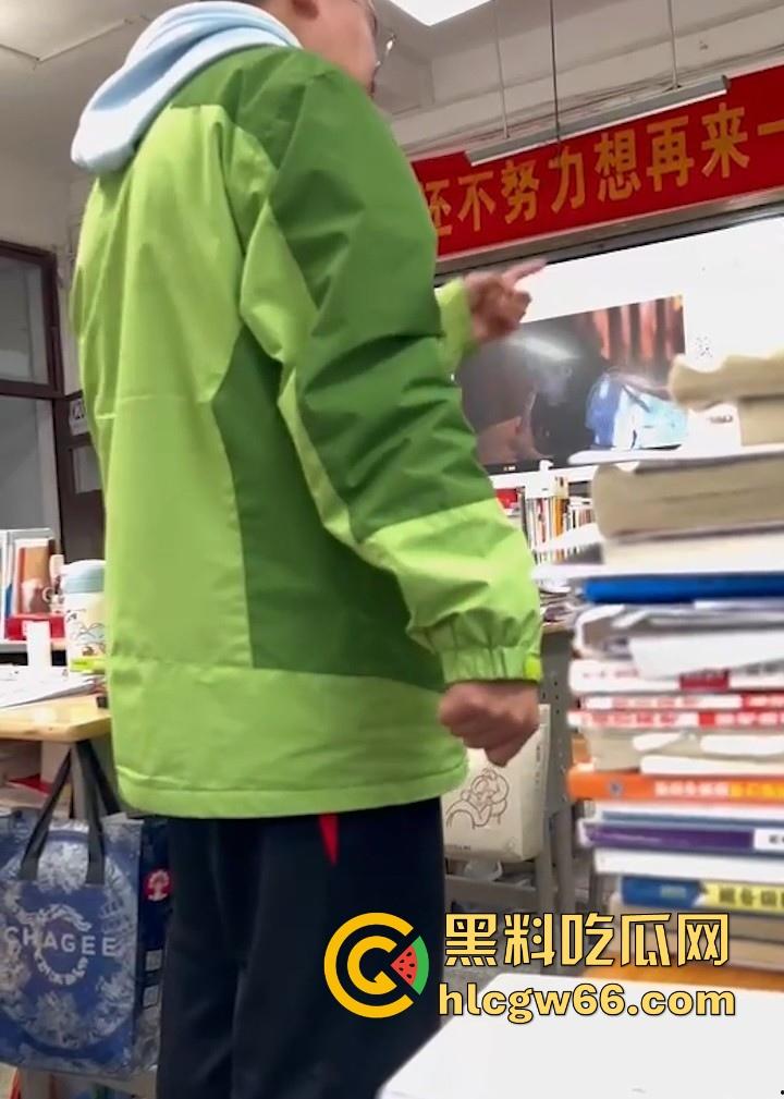 长汀一中高二逆天猥琐男 躲入女厕所隔间偷拍女生放尿 现场被抓视频曝光！-9