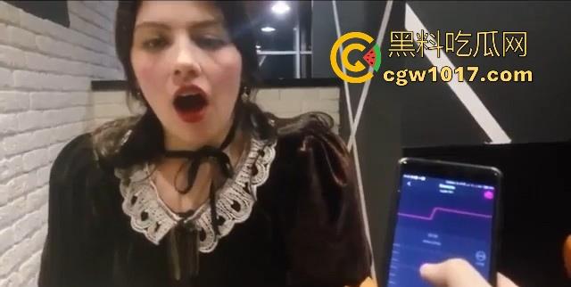 把跳蛋放在漂亮美眉的体内，随着震动频率的变化看她的脸蛋狰狞，档位越大越舒服，差点淫叫声都出来了！-7